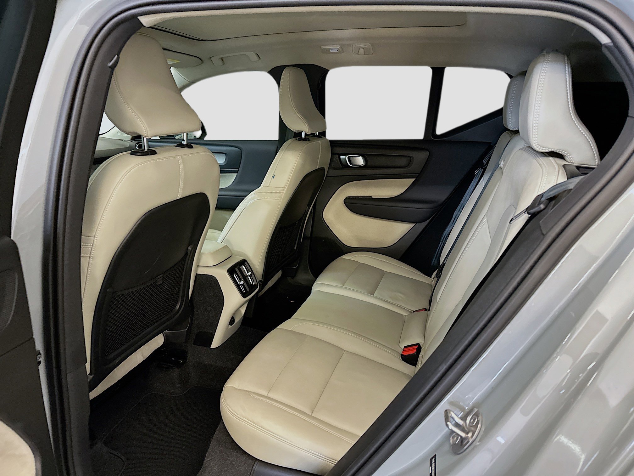 Used 2024 Volvo XC40 B5 Plus image 30