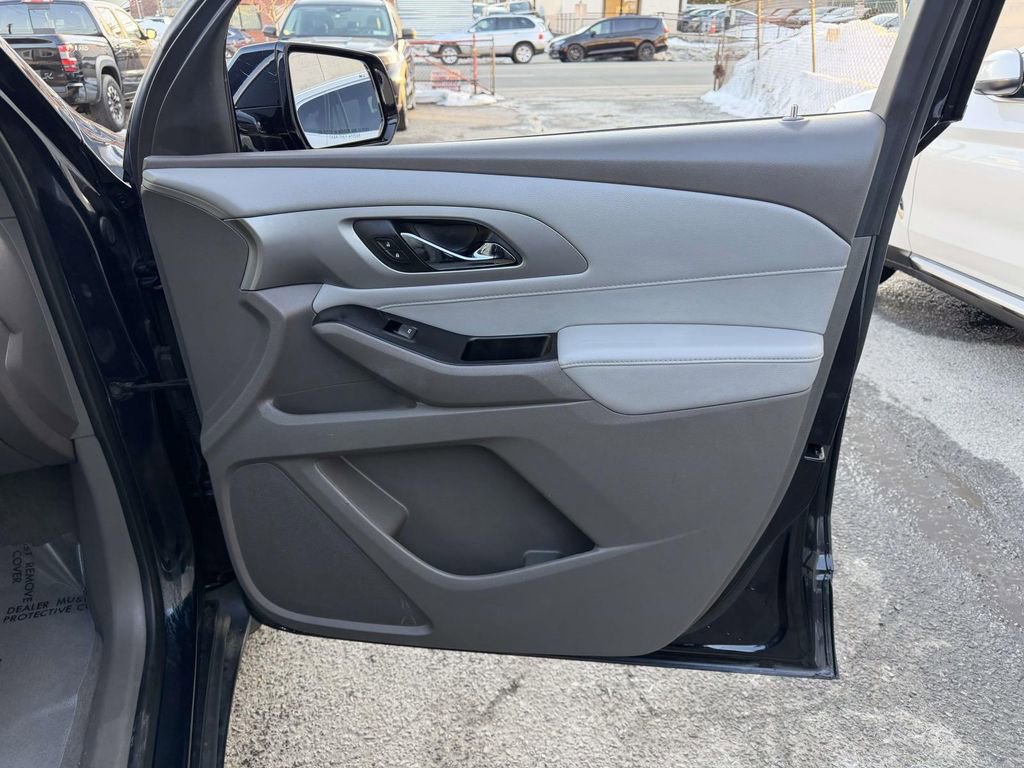 Used 2020 Chevrolet Traverse LT w/ Driver Confidence II Package image 14