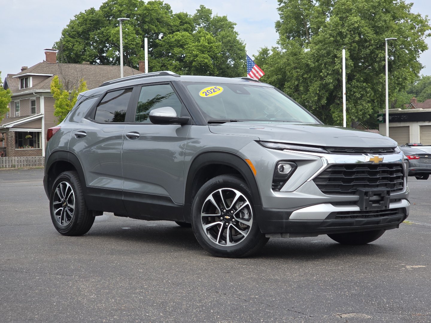 Used 2025 Chevrolet TrailBlazer LT AWD/4WD image 2