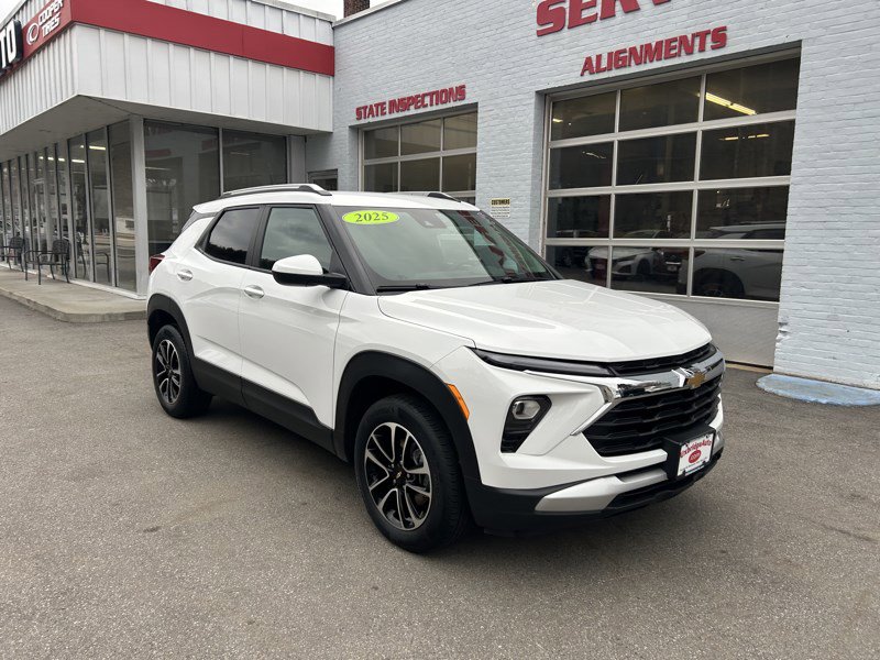 Used 2025 Chevrolet TrailBlazer LT w/ Convenience Package image 2