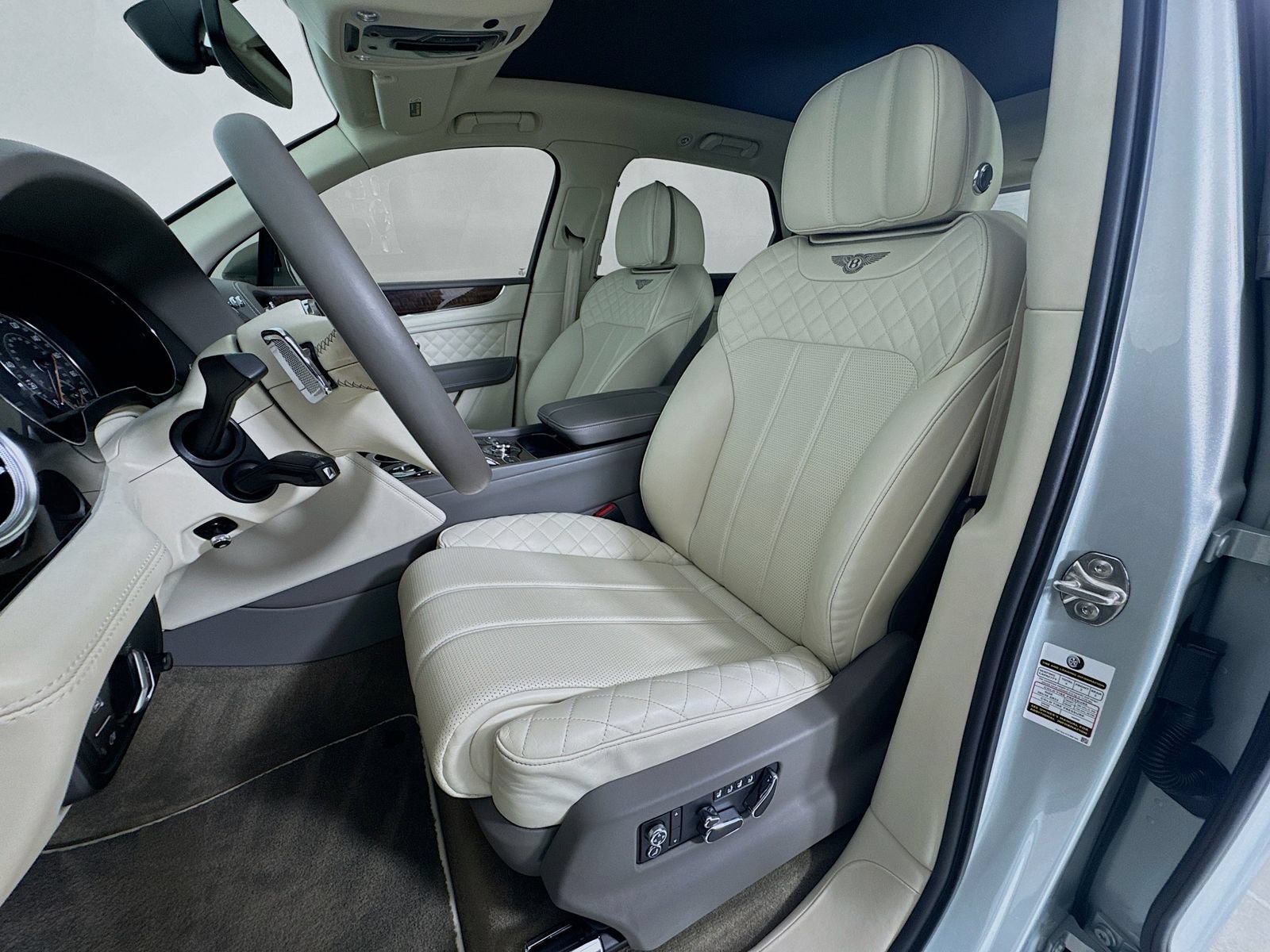 Certified 2020 Bentley Bentayga Plug-In Hybrid AWD/4WD image 21