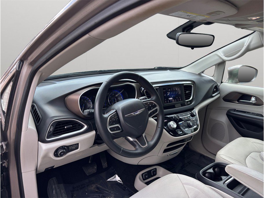 Used 2018 Chrysler Pacifica Touring-L FWD image 6