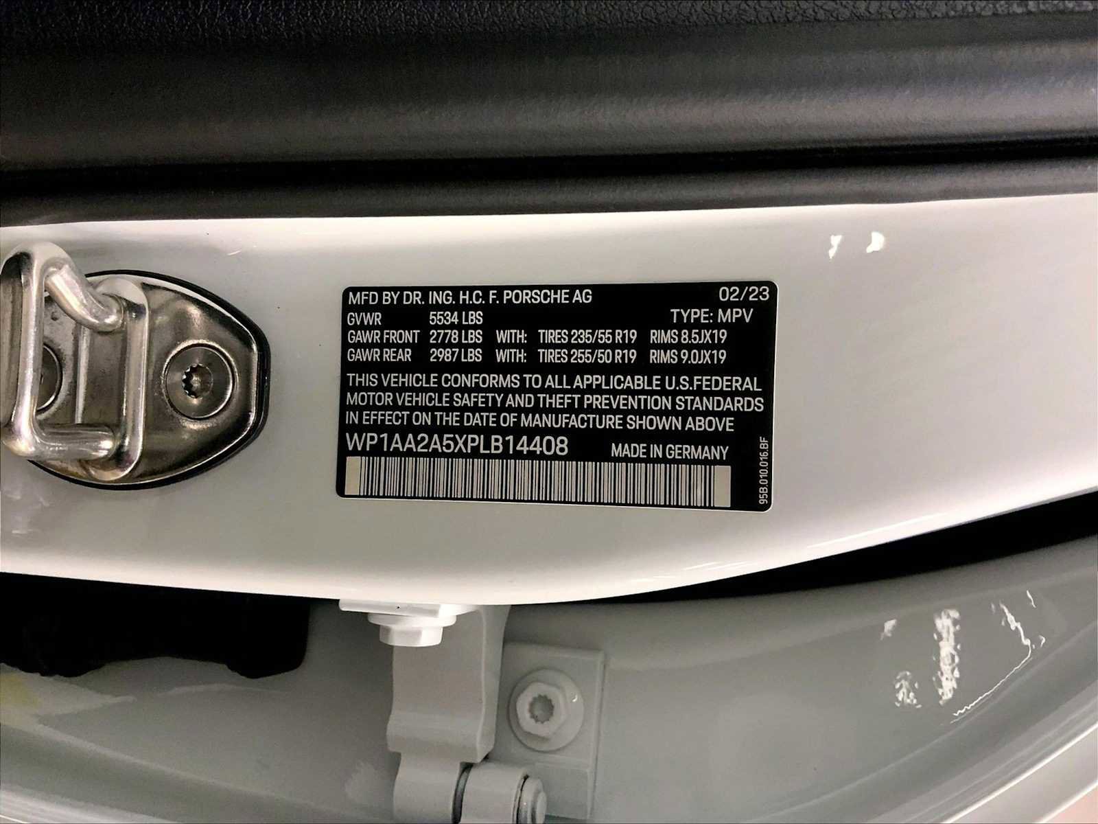 Certified 2023 Porsche Macan image 36