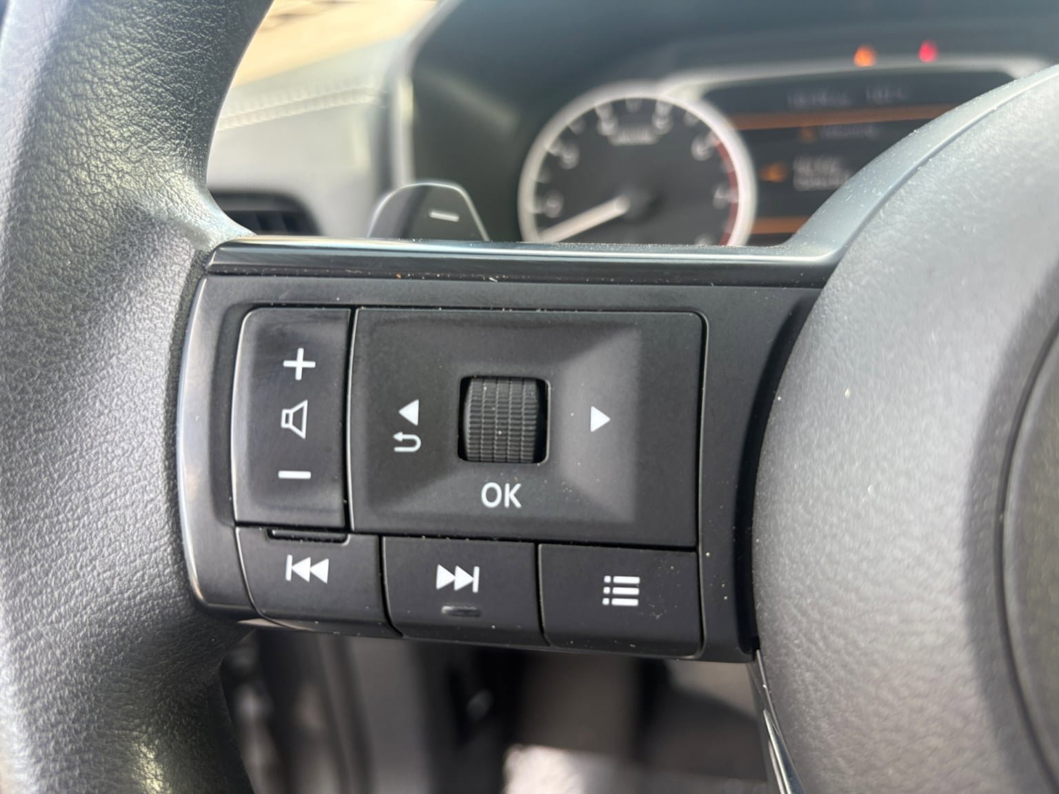 Used 2023 Nissan Rogue S image 25