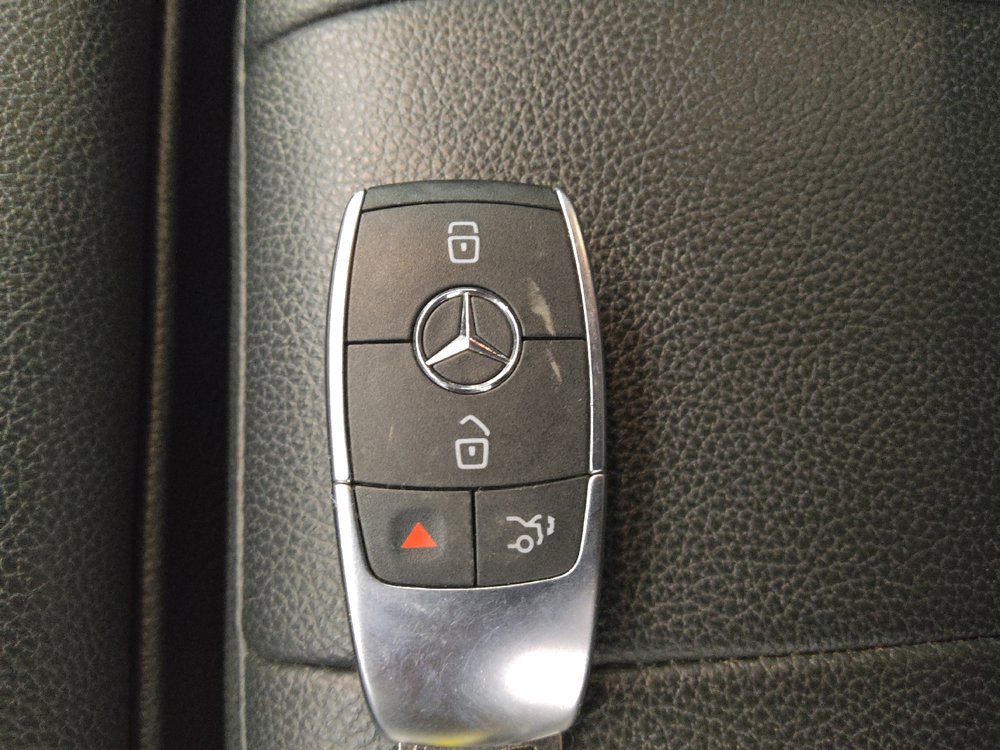 Used 2021 Mercedes-Benz GLB 250 w/ Premium Package image 32