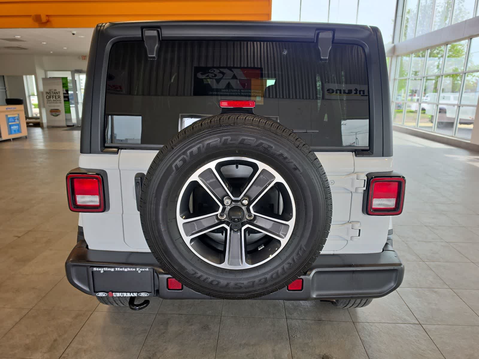 Used 2023 Jeep Wrangler Unlimited Sahara AWD/4WD image 9