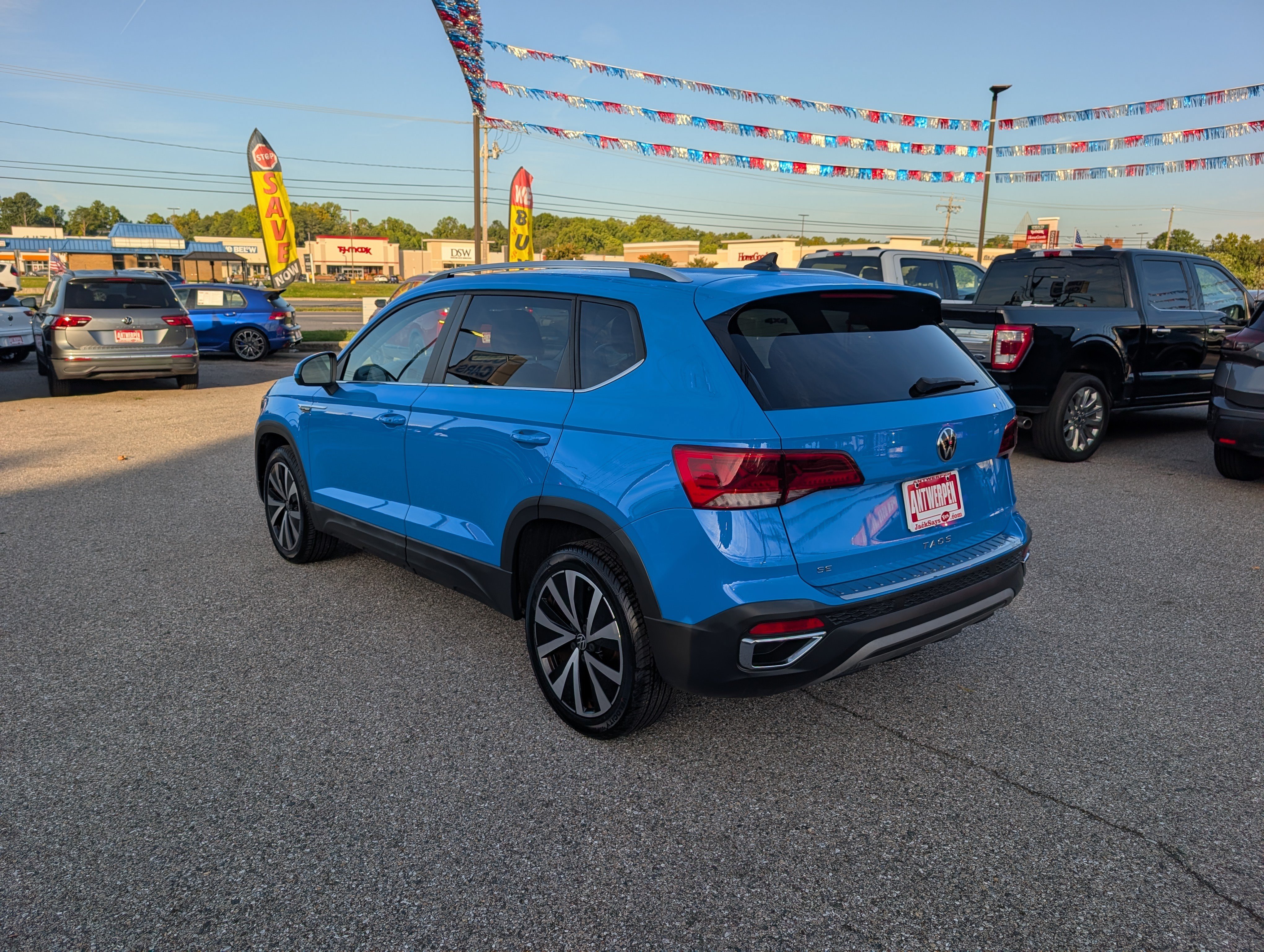 Used 2022 Volkswagen Taos SE w/ Panoramic Sunroof Package FWD image 5