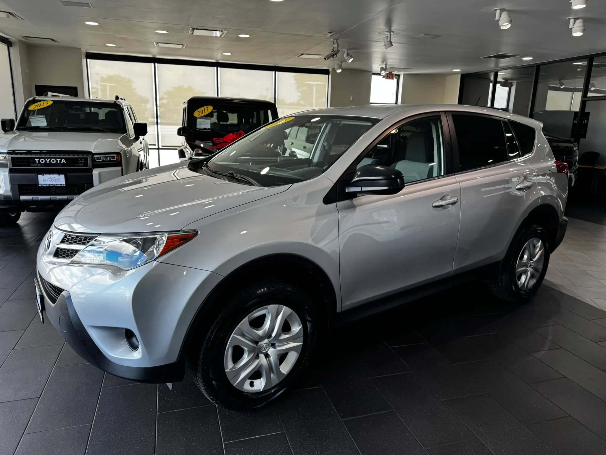 Used 2015 Toyota RAV4 LE FWD image 2