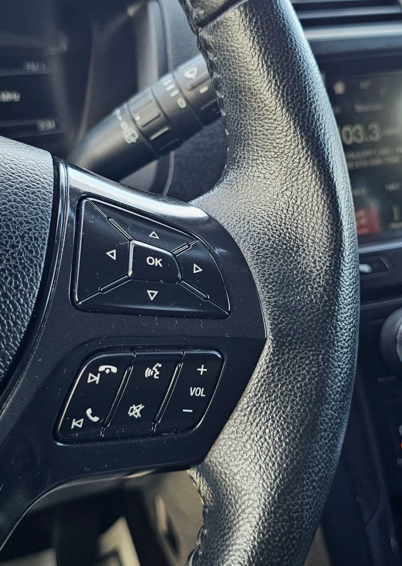 Used 2018 Ford Explorer XLT w/ Equipment Group 202A AWD/4WD image 31