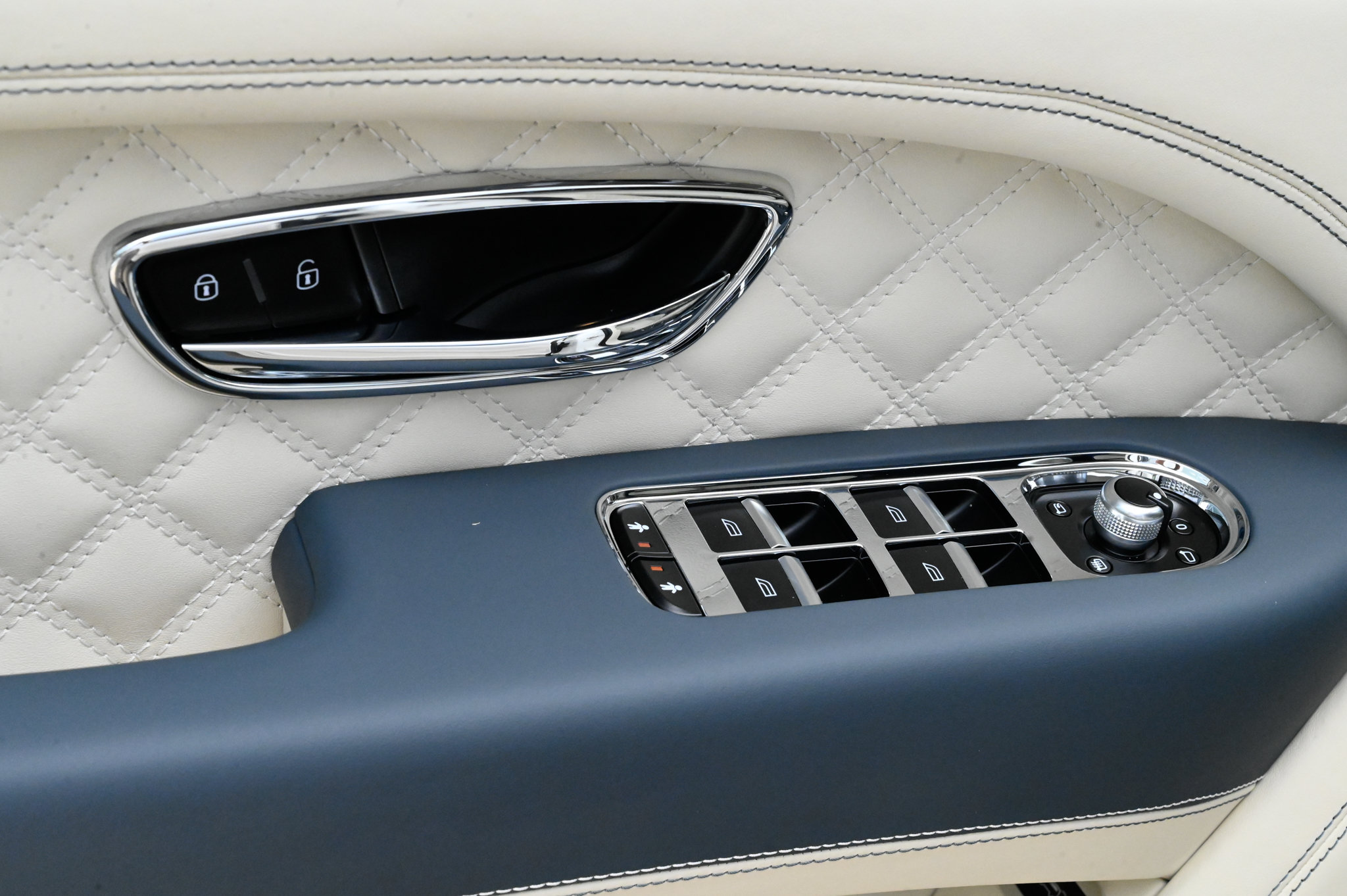 Used 2023 Bentley Bentayga AWD/4WD image 21