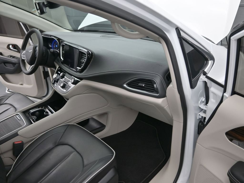 Used 2023 Chrysler Pacifica Limited AWD/4WD image 15