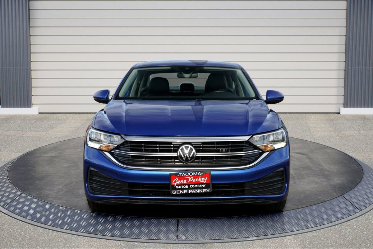 Used 2024 Volkswagen Jetta SE image 2