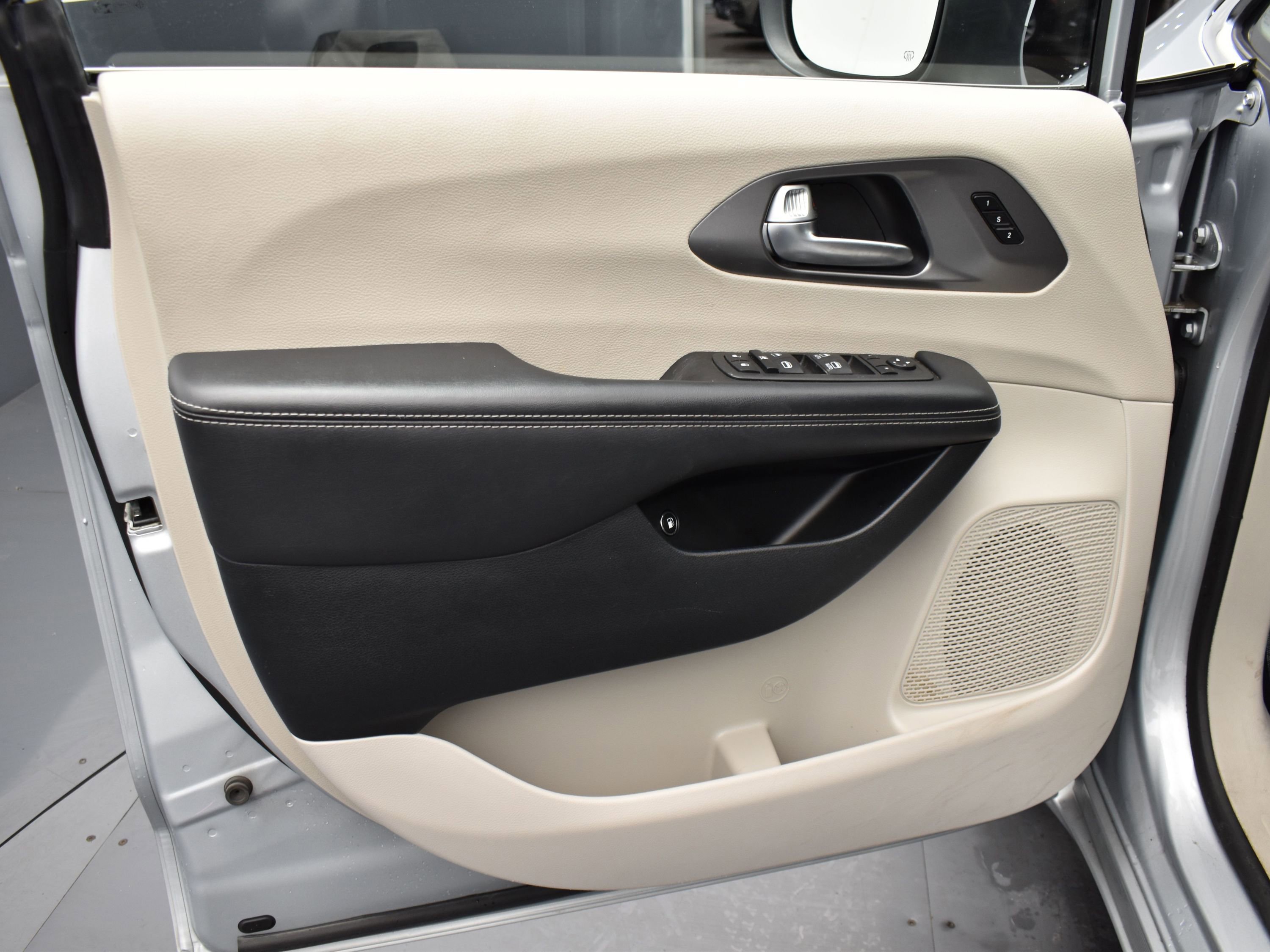 Used 2023 Chrysler Pacifica Touring-L image 9