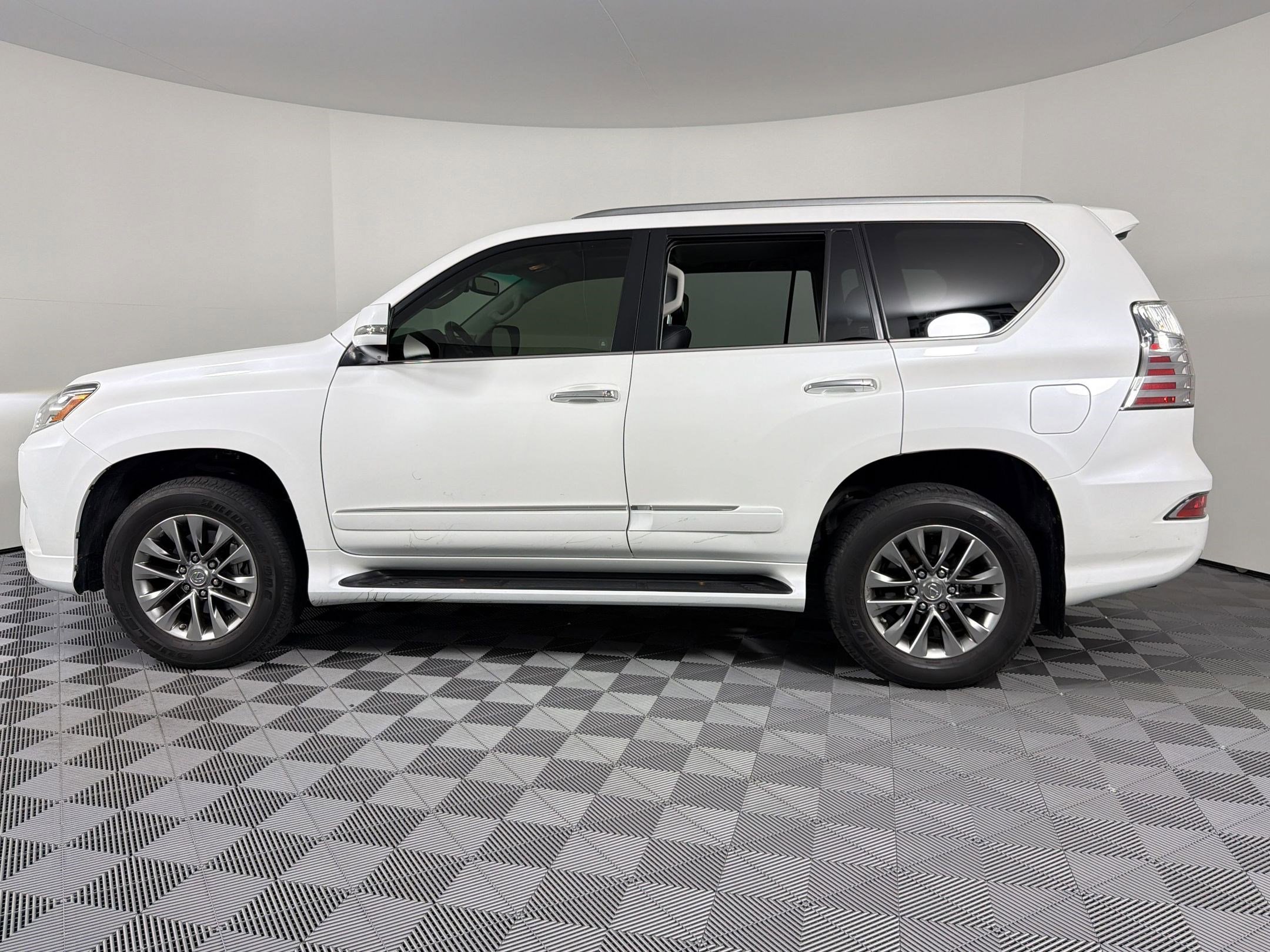 Used 2019 Lexus GX 460 Luxury AWD/4WD image 2
