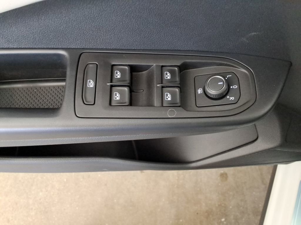 Certified 2025 Volkswagen Taos SE image 19