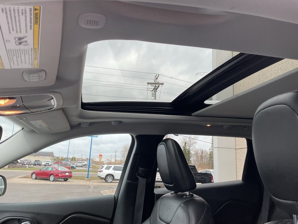 Used 2020 Jeep Cherokee Limited w/ Luxury Group AWD/4WD image 12