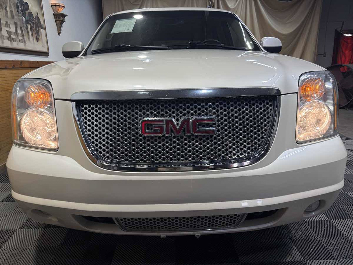 Used 2014 GMC Yukon Denali RWD image 3