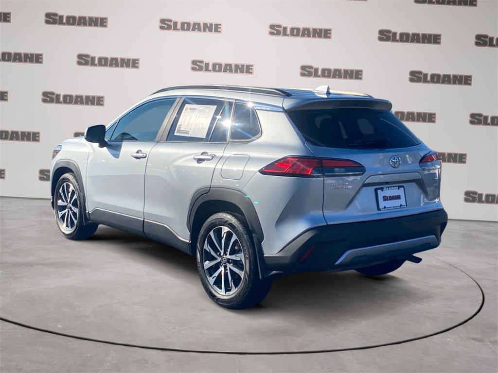 Used 2022 Toyota Corolla Cross XLE image 3