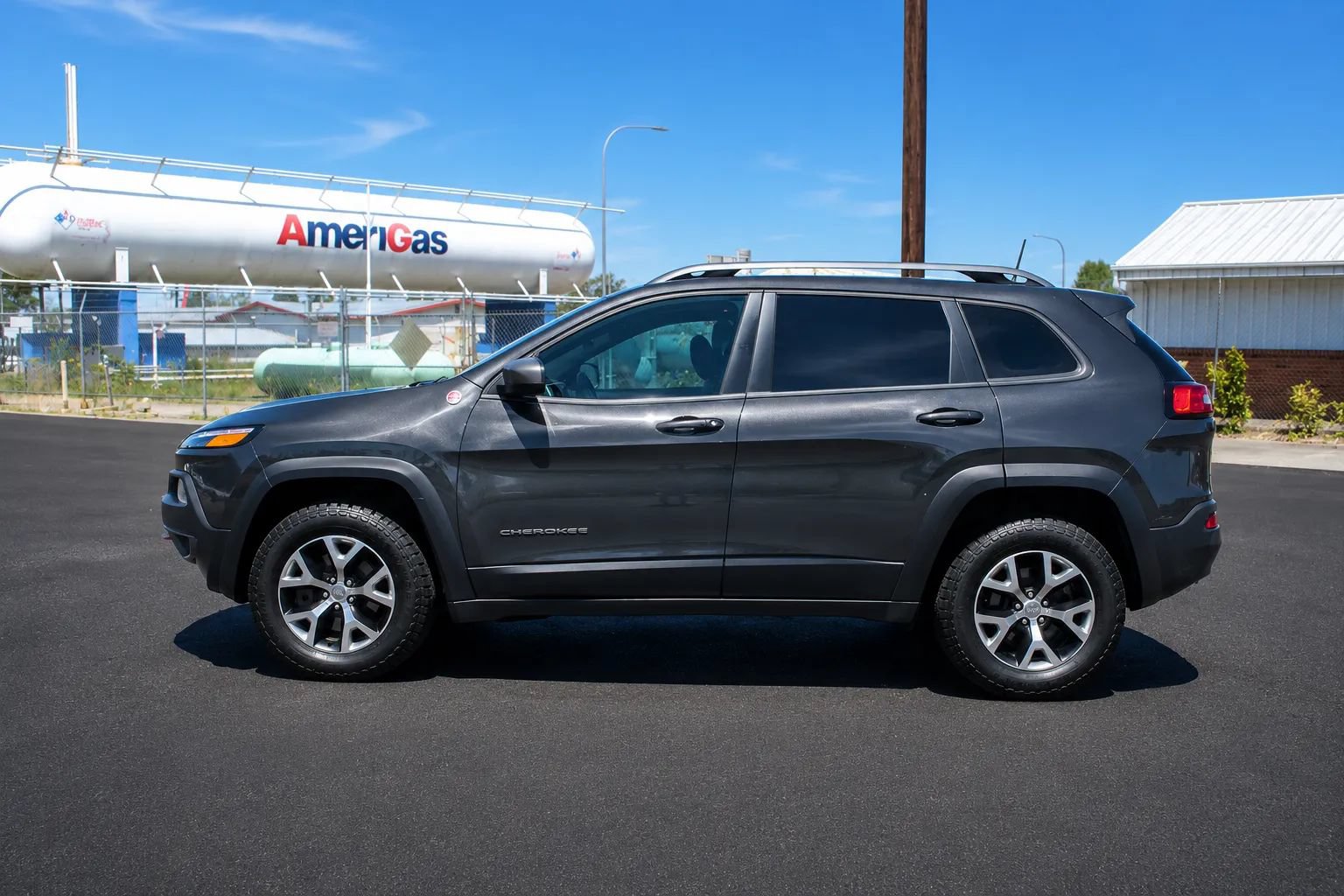Used 2017 Jeep Cherokee Trailhawk w/ Comfort/Convenience Group AWD/4WD image 4