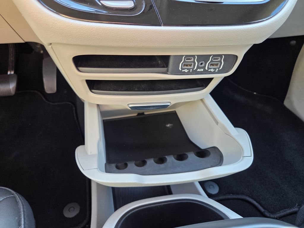 Used 2023 Chrysler Pacifica Touring-L FWD image 25