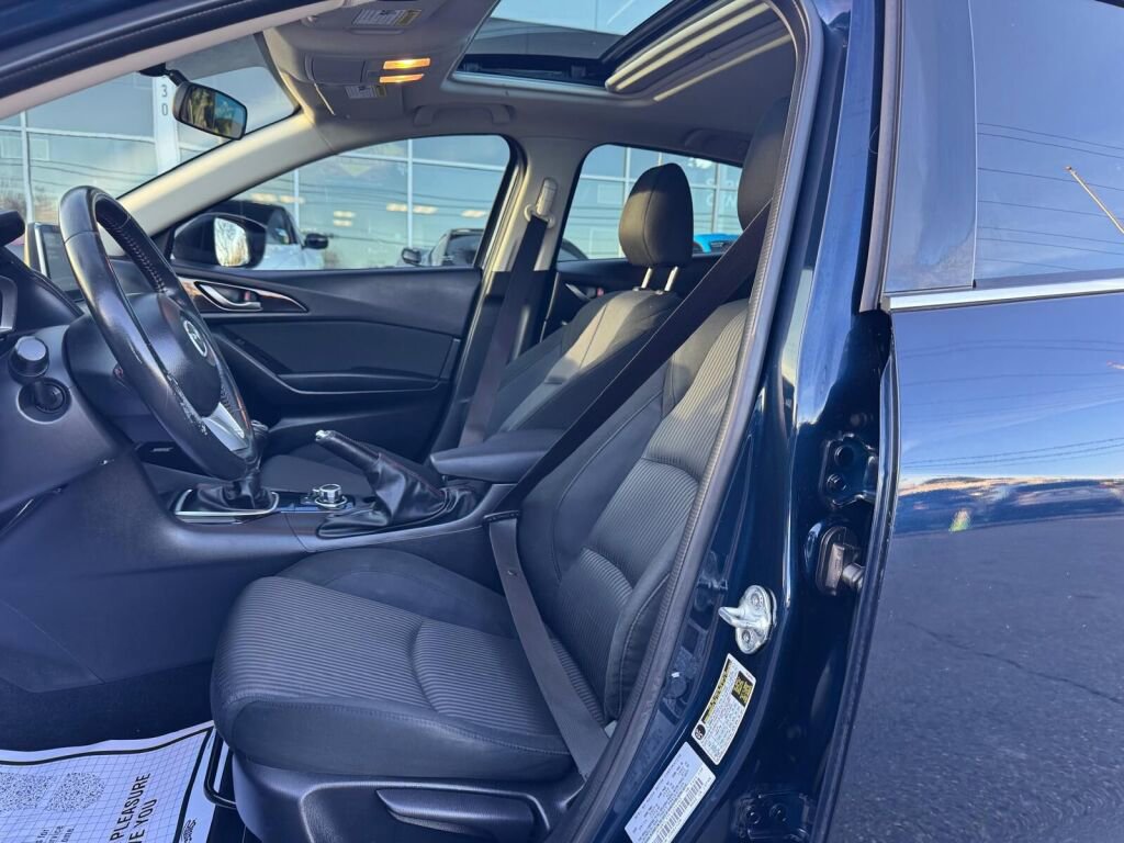 Used 2015 MAZDA MAZDA3 i Touring w/ Technology Package image 10
