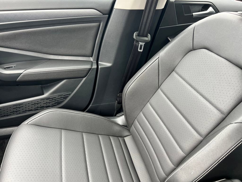 Used 2024 Volkswagen Jetta SE image 25