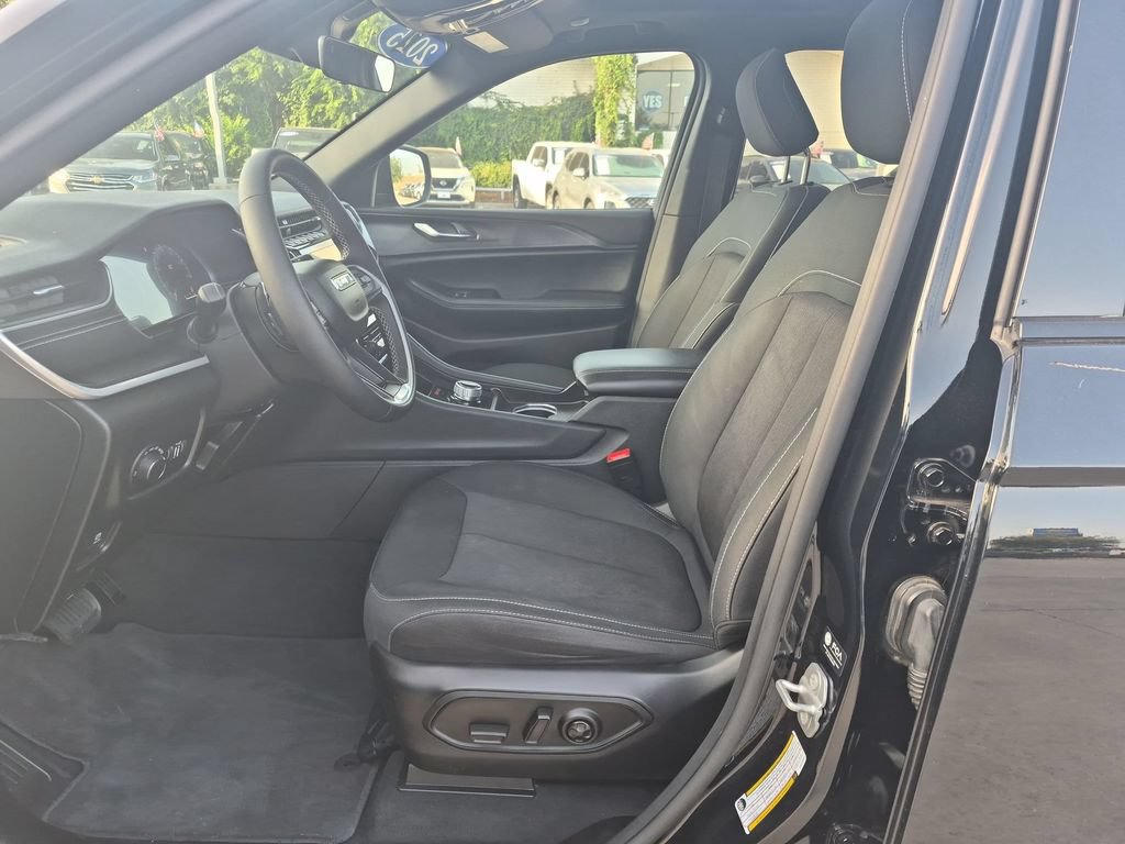 Used 2025 Jeep Grand Cherokee Laredo X RWD image 11