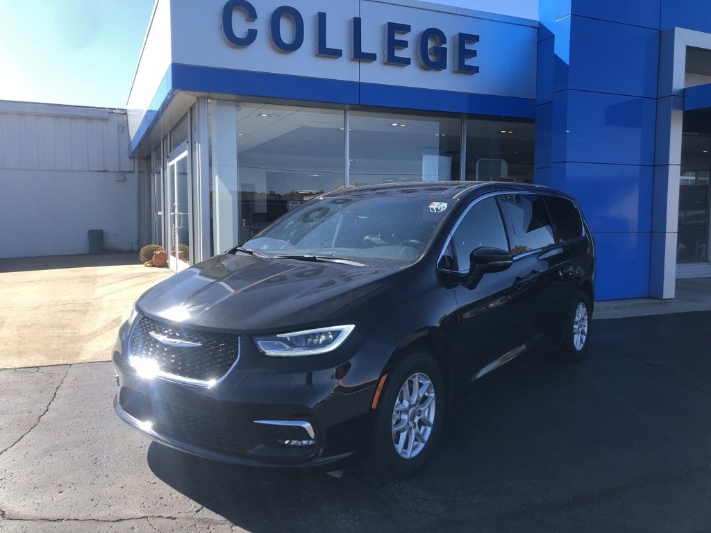Used 2025 Chrysler Pacifica Select