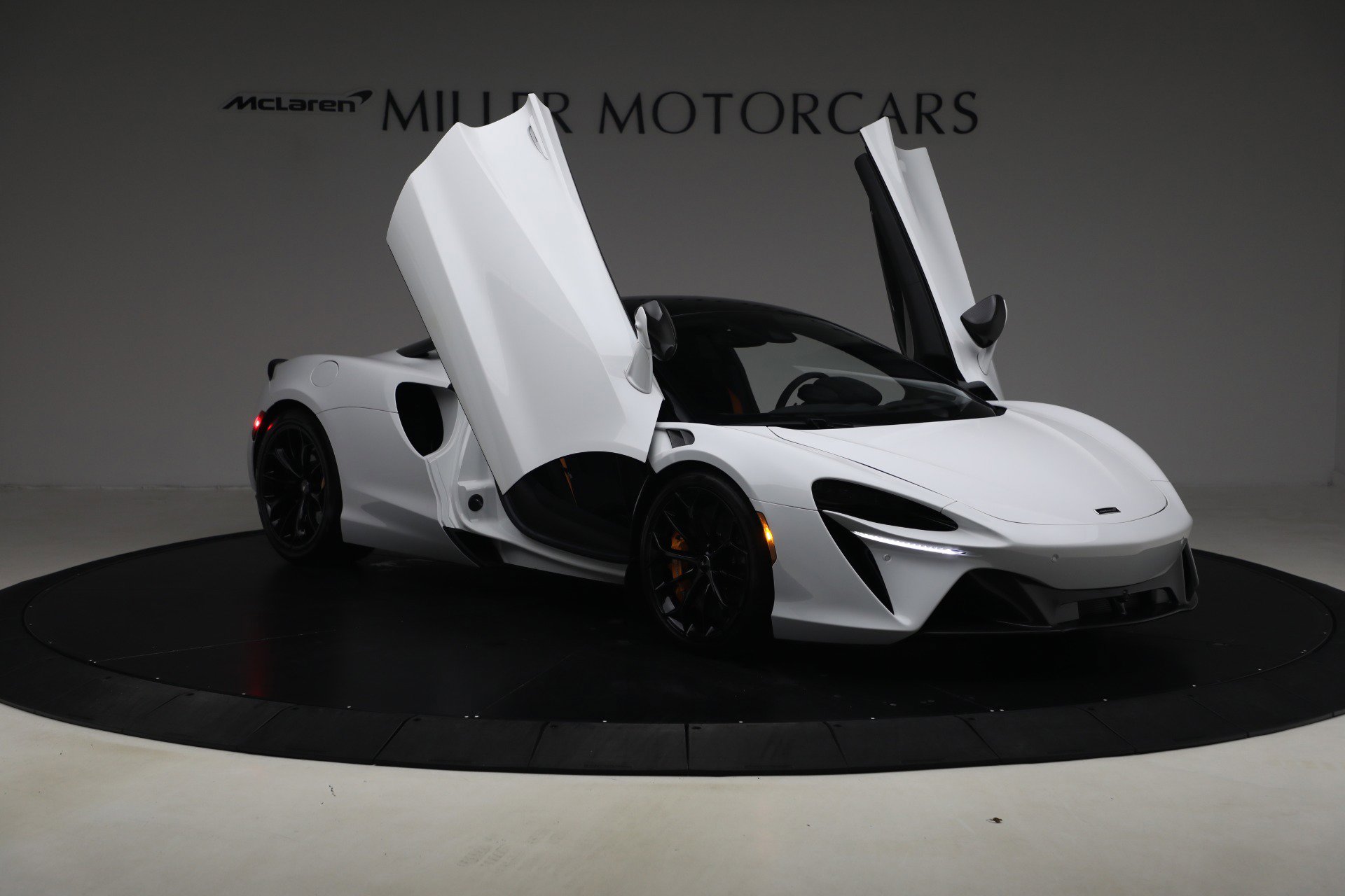 Used 2023 McLaren Artura image 21