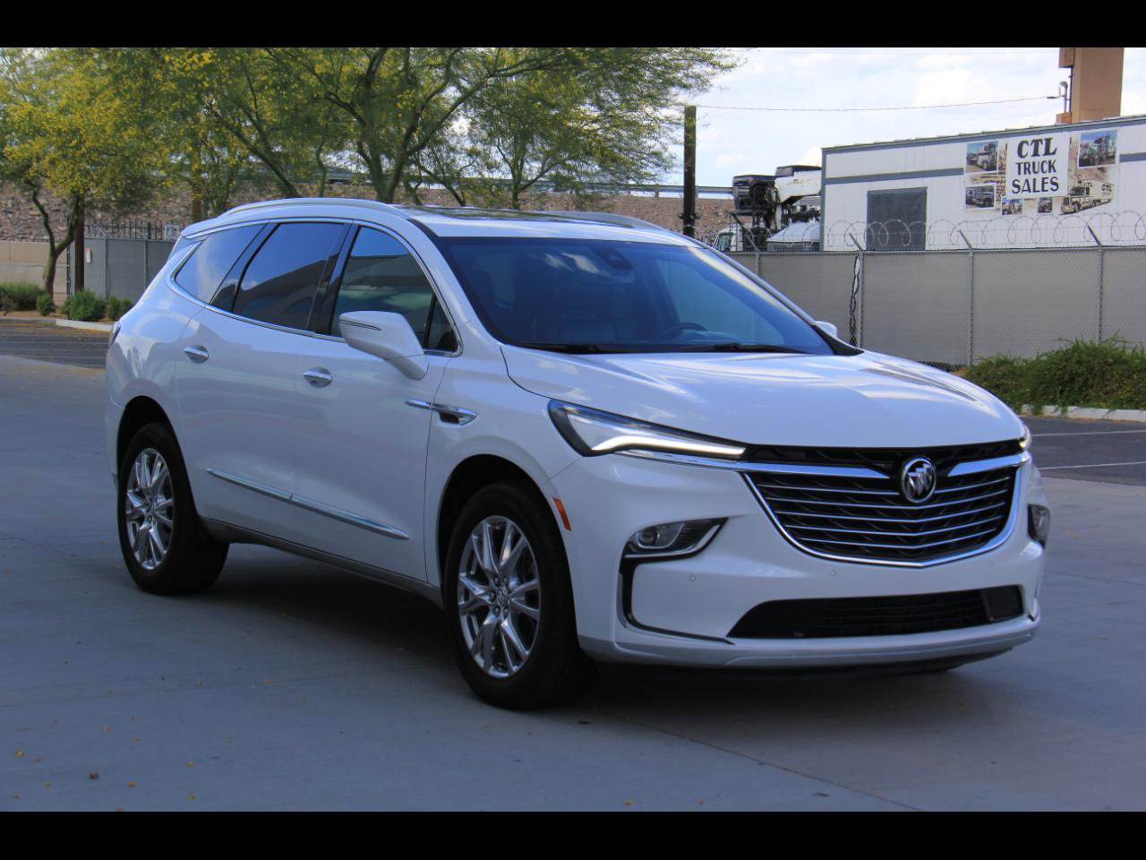 Used 2024 Buick Enclave Essence FWD image 1