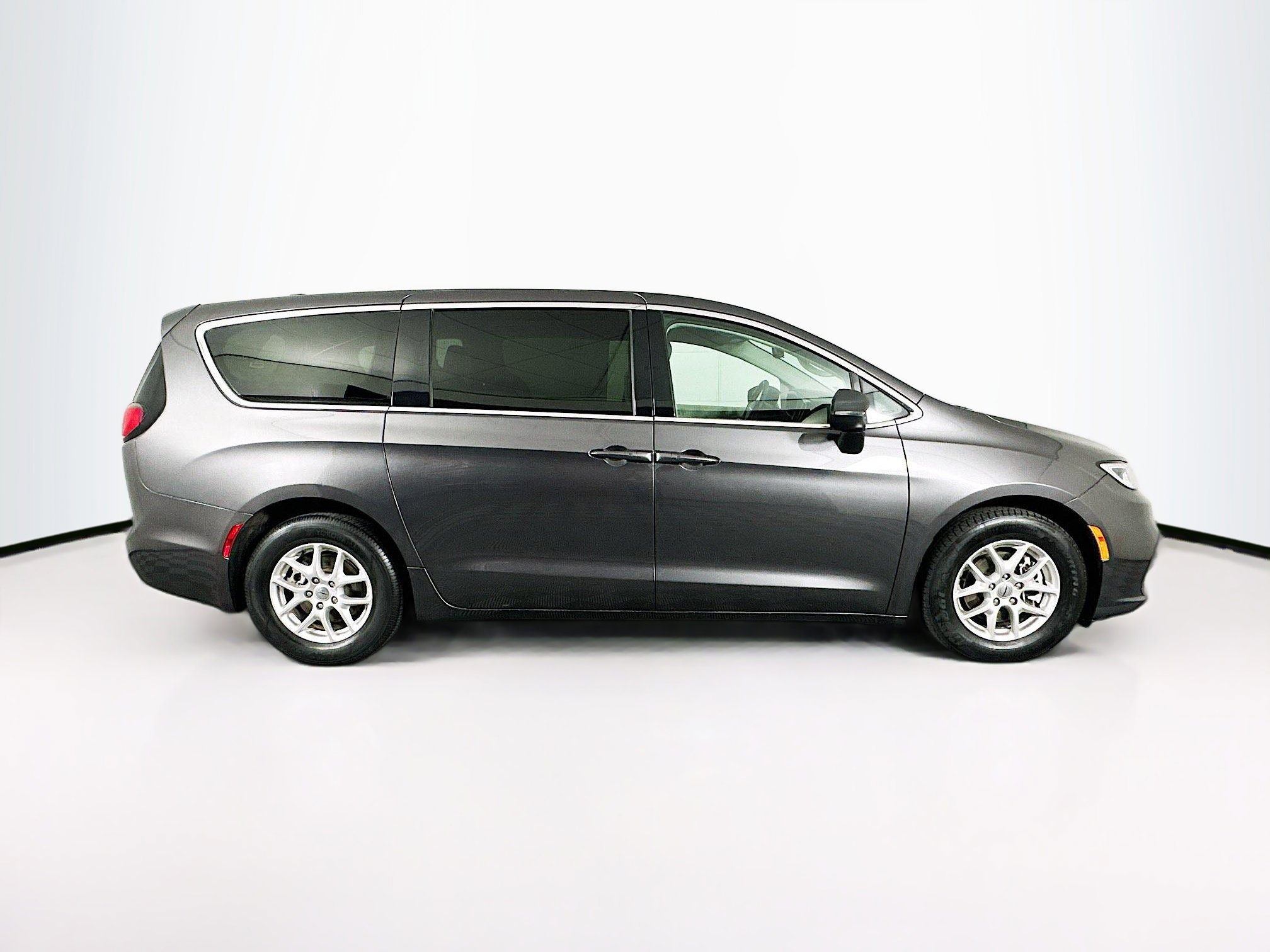 Used 2023 Chrysler Pacifica Touring-L image 10