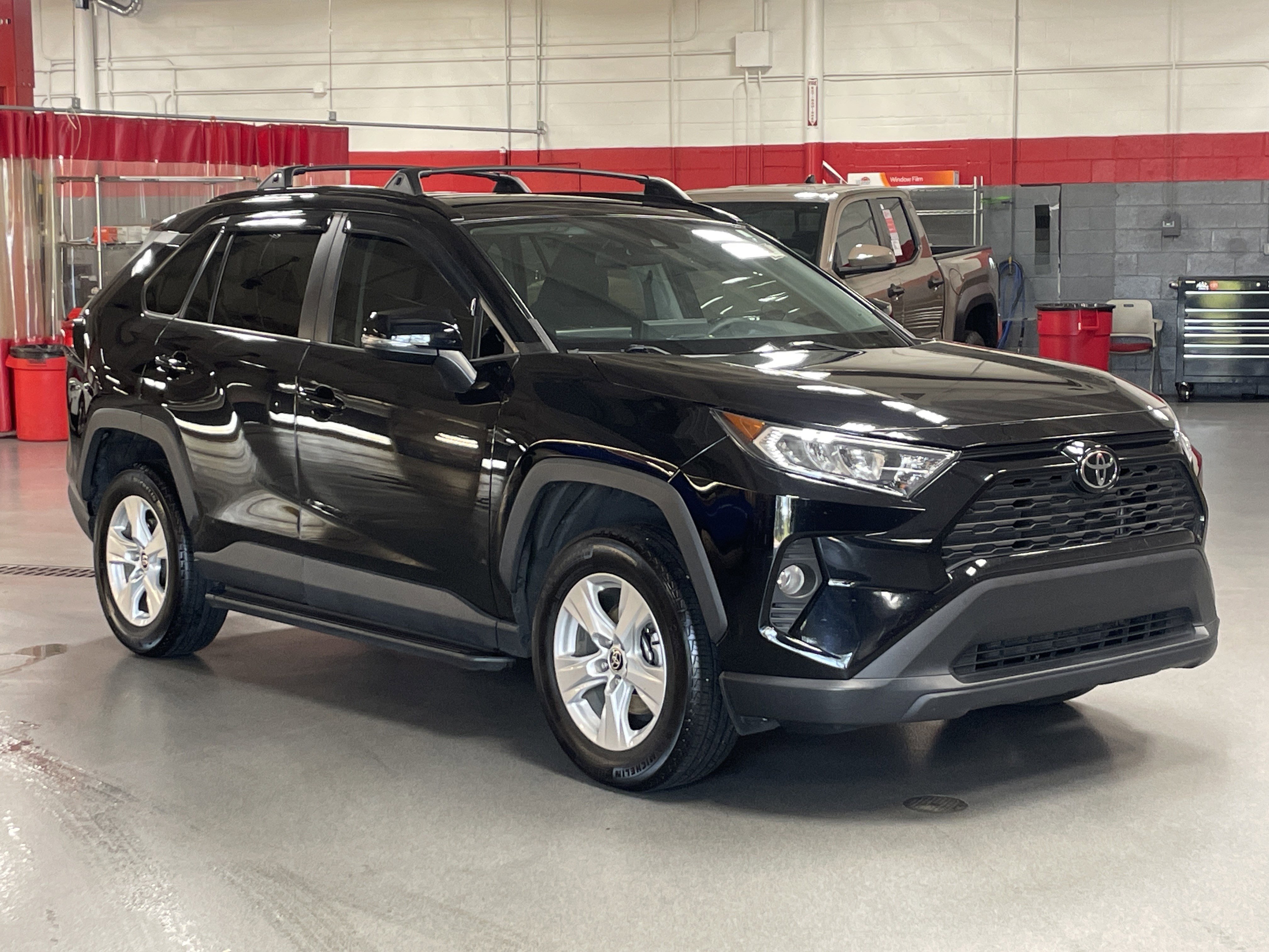 Used 2021 Toyota RAV4 XLE w/ Convenience Package FWD image 2