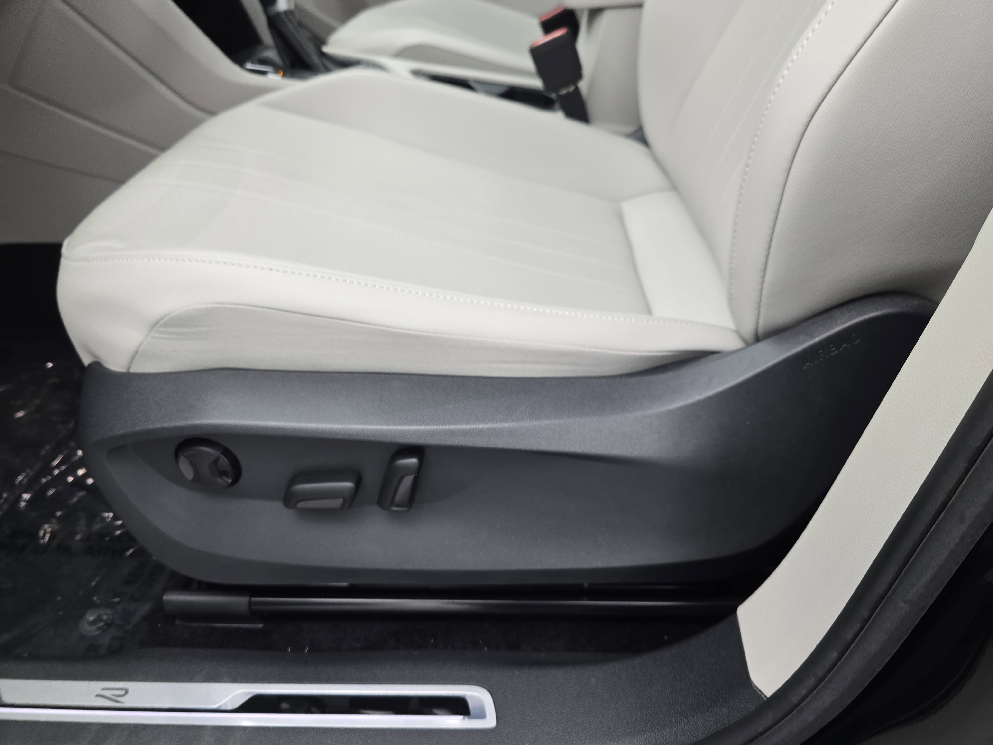 Certified 2024 Volkswagen Tiguan SE R-Line image 27