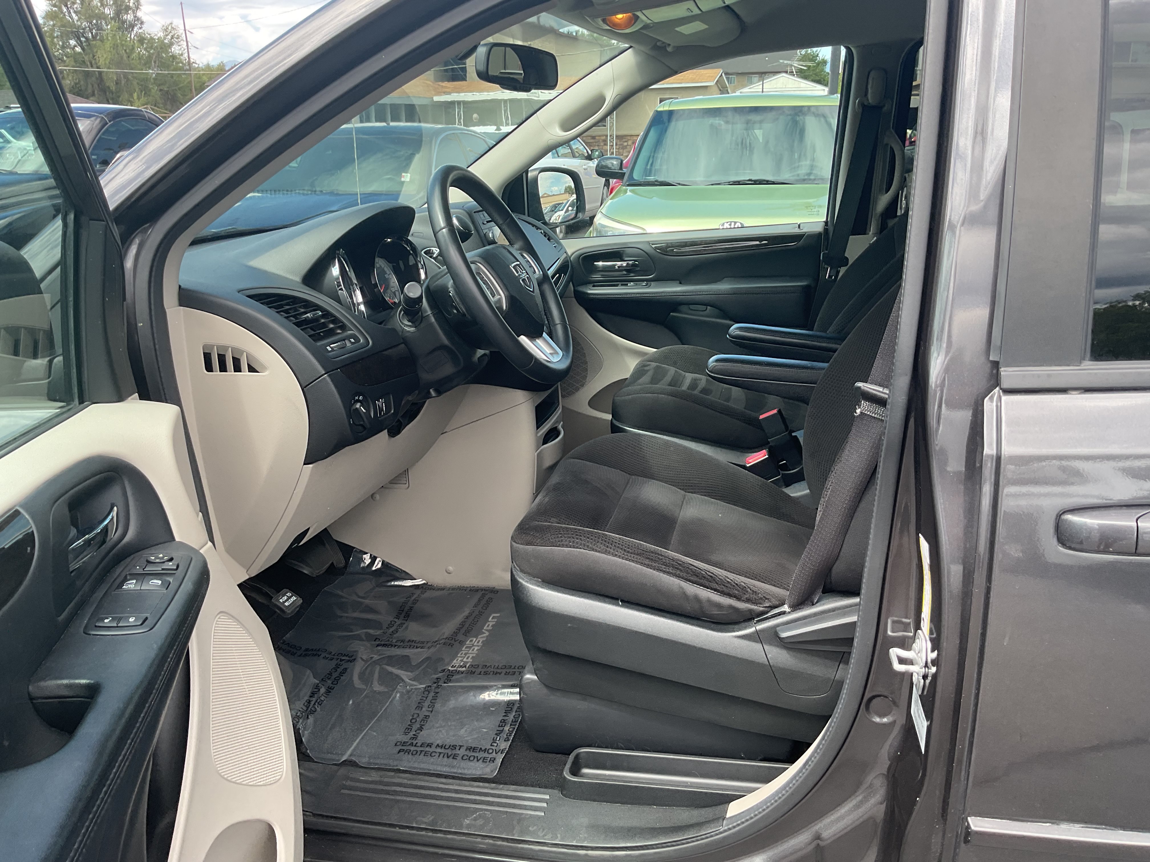 Used 2017 Dodge Grand Caravan SE w/ UConnect Hands-Free Group FWD image 20