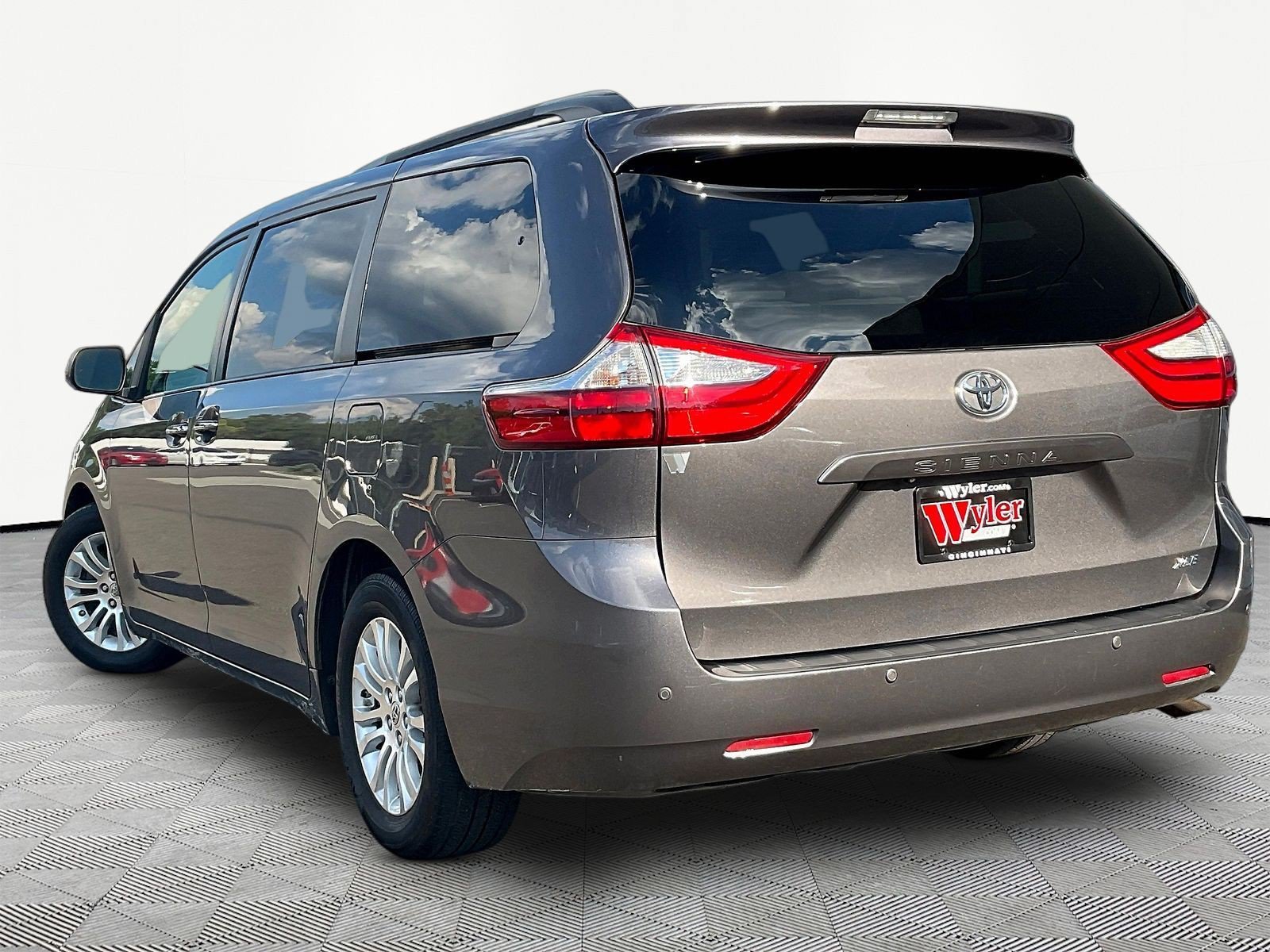 Used 2015 Toyota Sienna XLE Premium FWD image 4