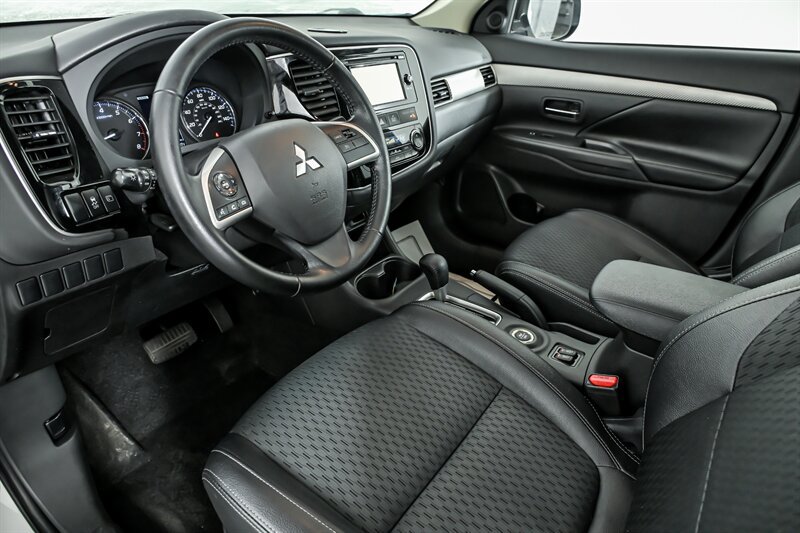 Used 2015 Mitsubishi Outlander SE AWD/4WD image 14
