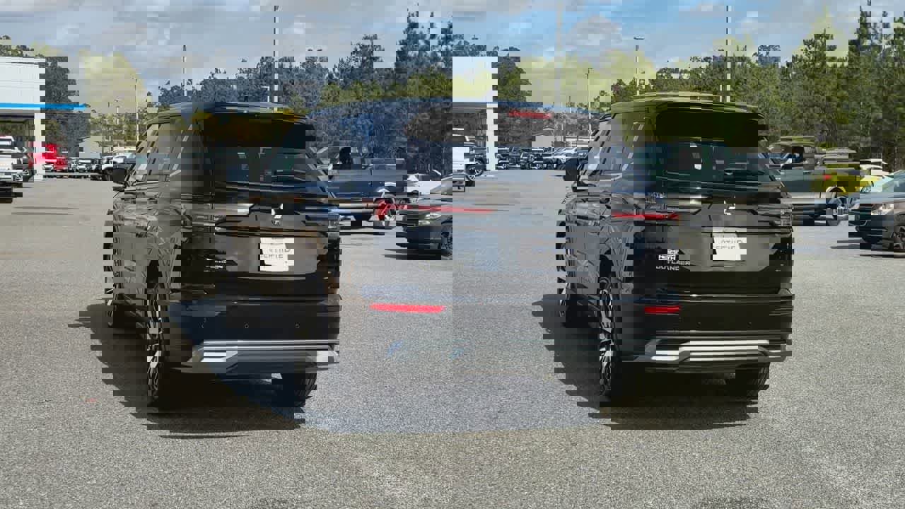 Used 2025 Mitsubishi Outlander SE image 13