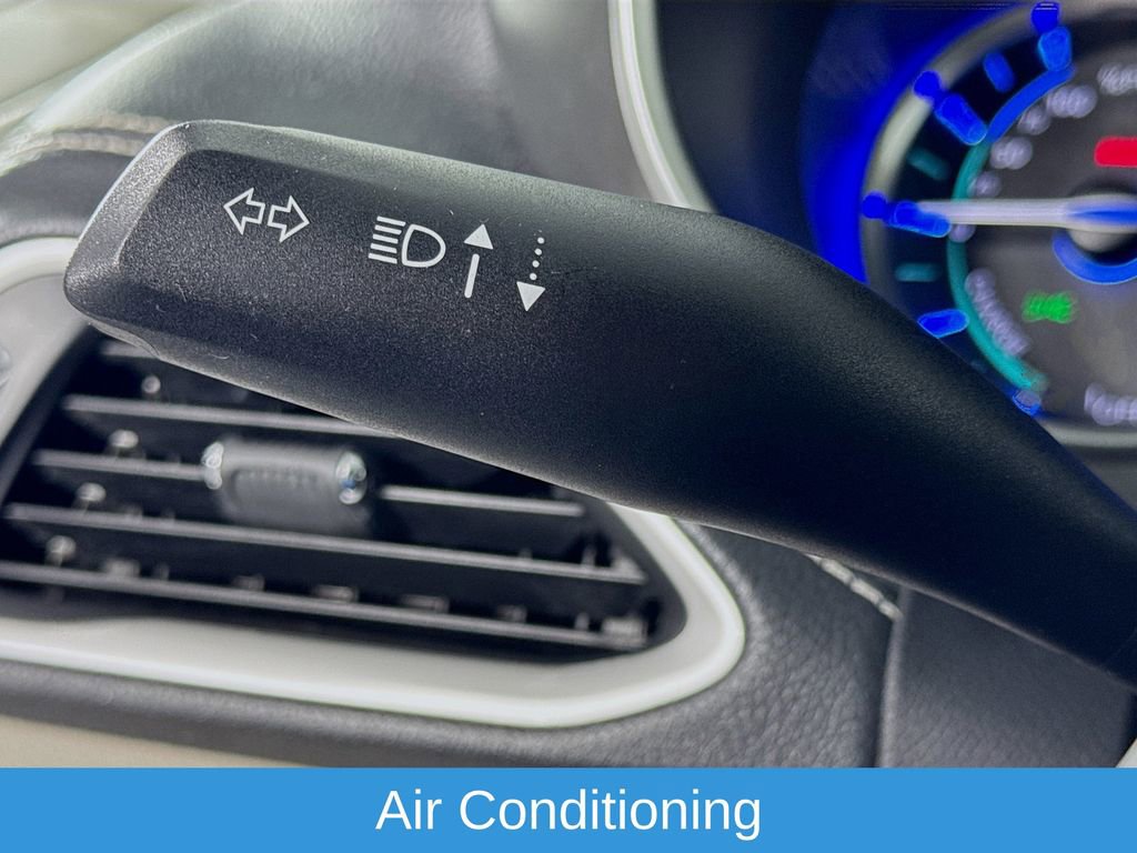 Used 2023 Chrysler Pacifica Touring-L image 13