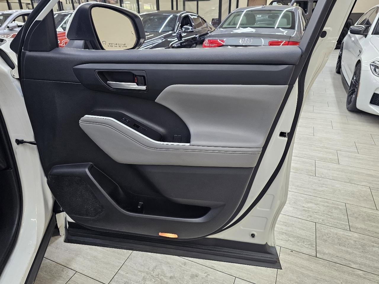 Used 2021 Toyota Highlander XLE image 41