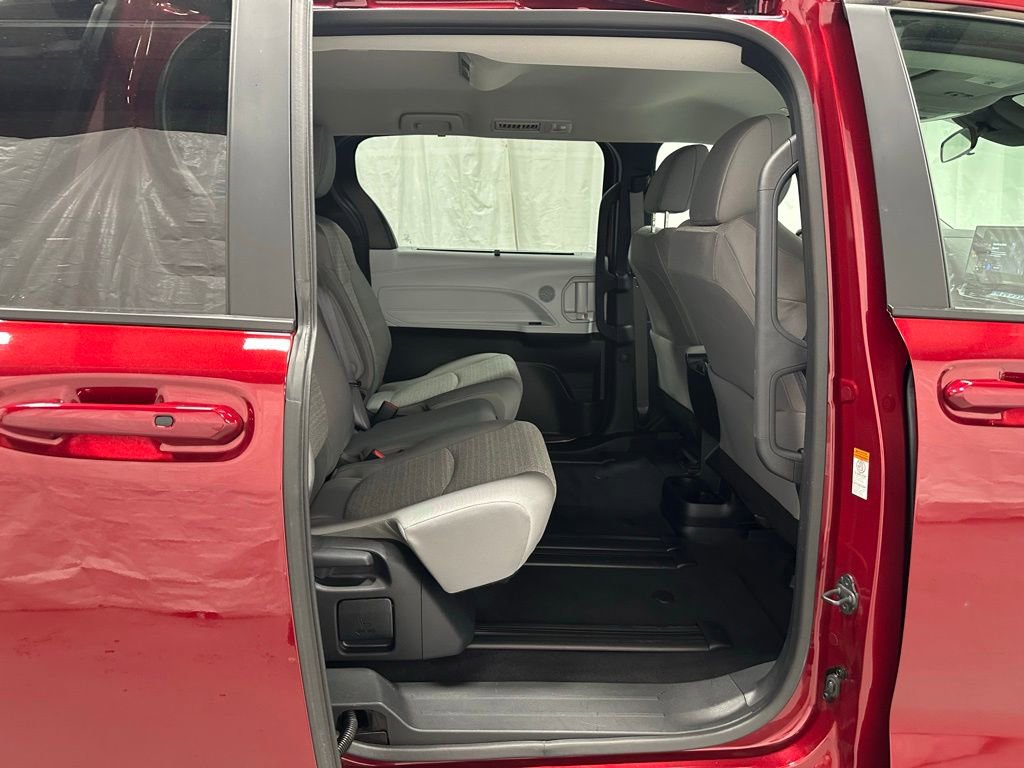 Used 2025 Toyota Sienna LE image 52