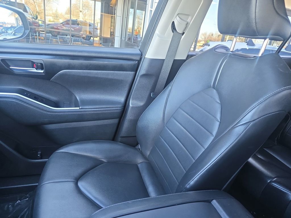 Used 2021 Toyota Highlander XLE image 20