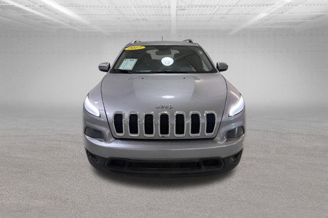 Used 2017 Jeep Cherokee Latitude w/ Cold Weather Group FWD image 2