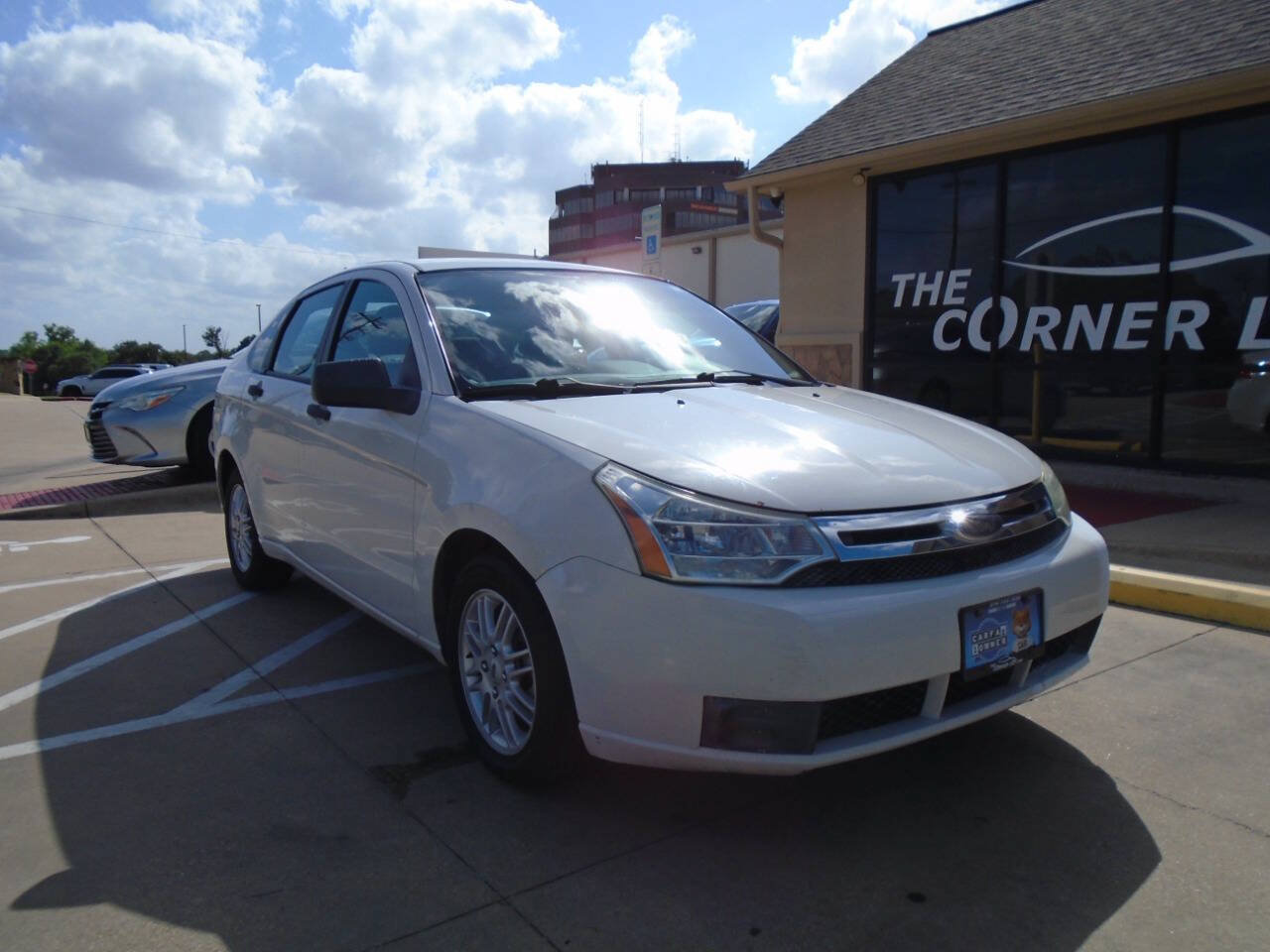 Used 2009 Ford Focus SE FWD image 1