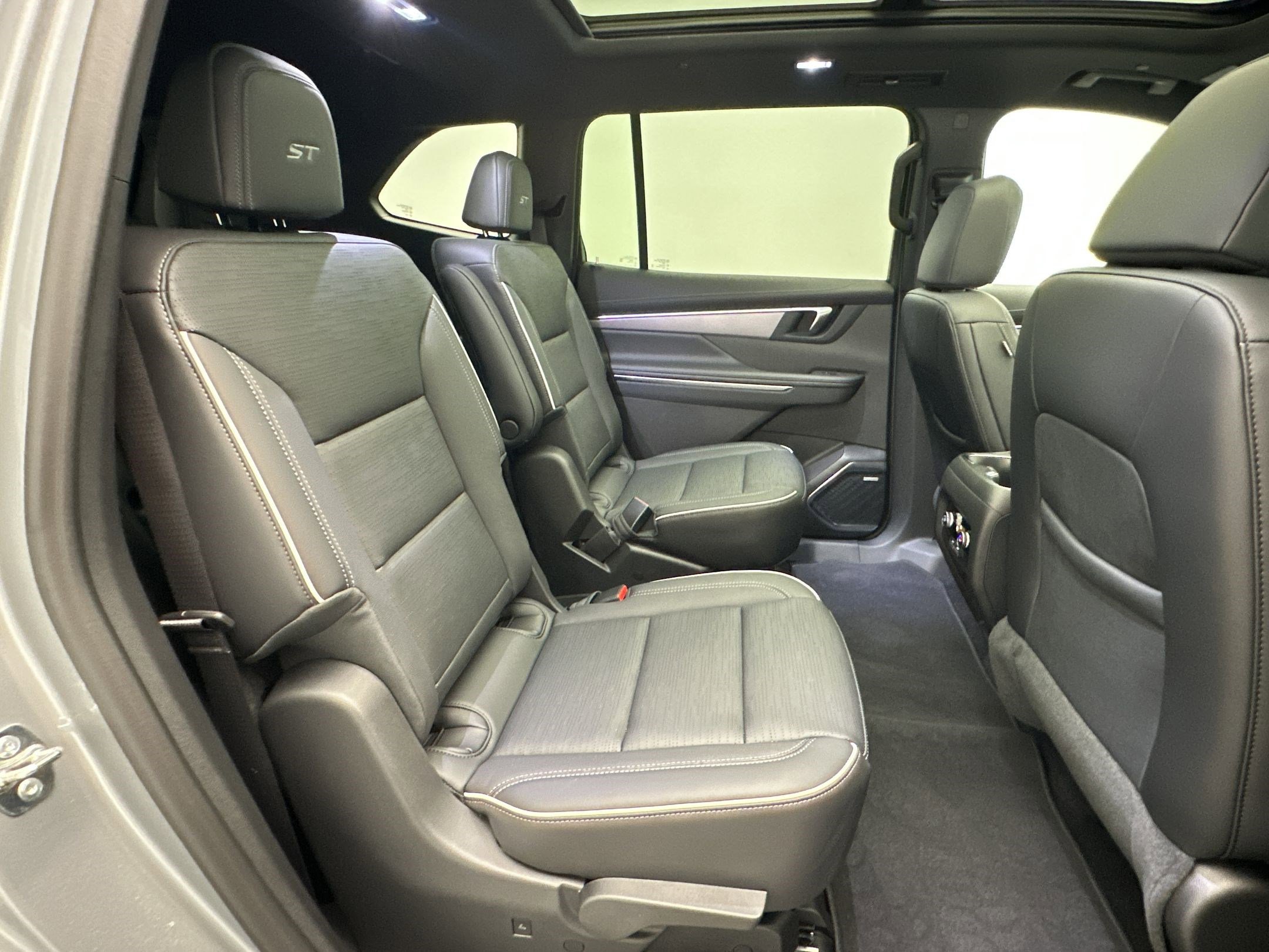 Used 2025 Buick Enclave Sport Touring AWD/4WD image 30