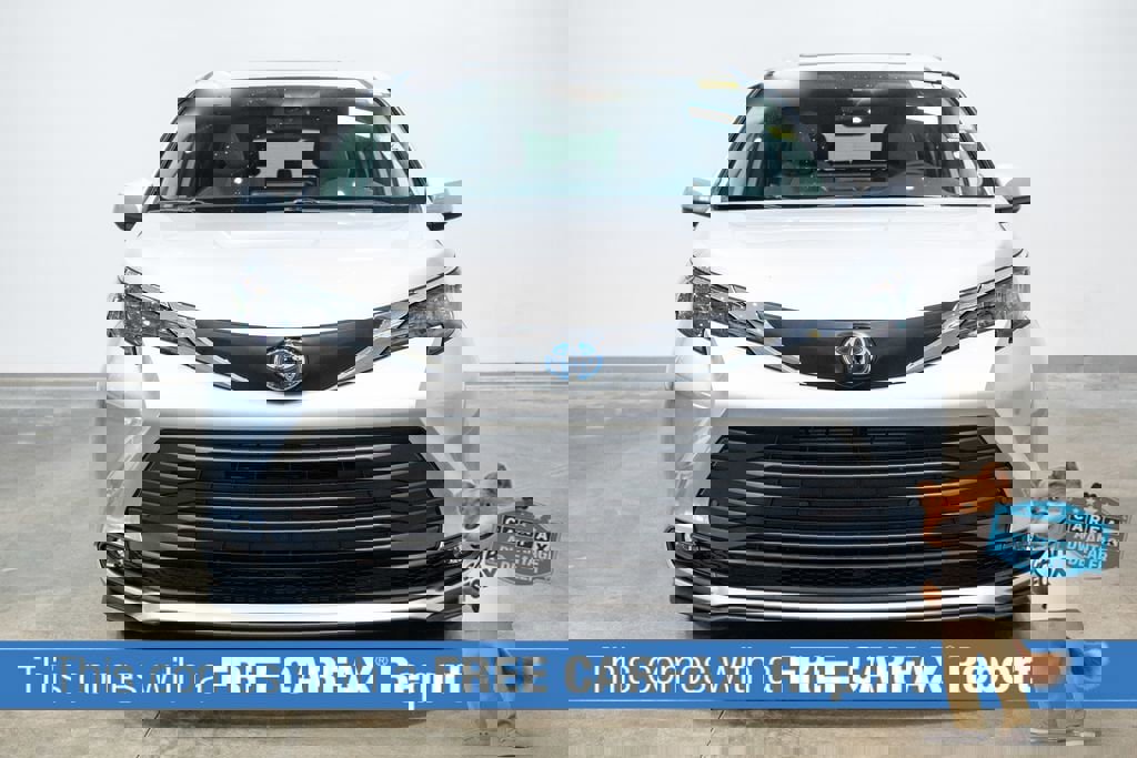 Used 2025 Toyota Sienna XLE AWD/4WD image 2