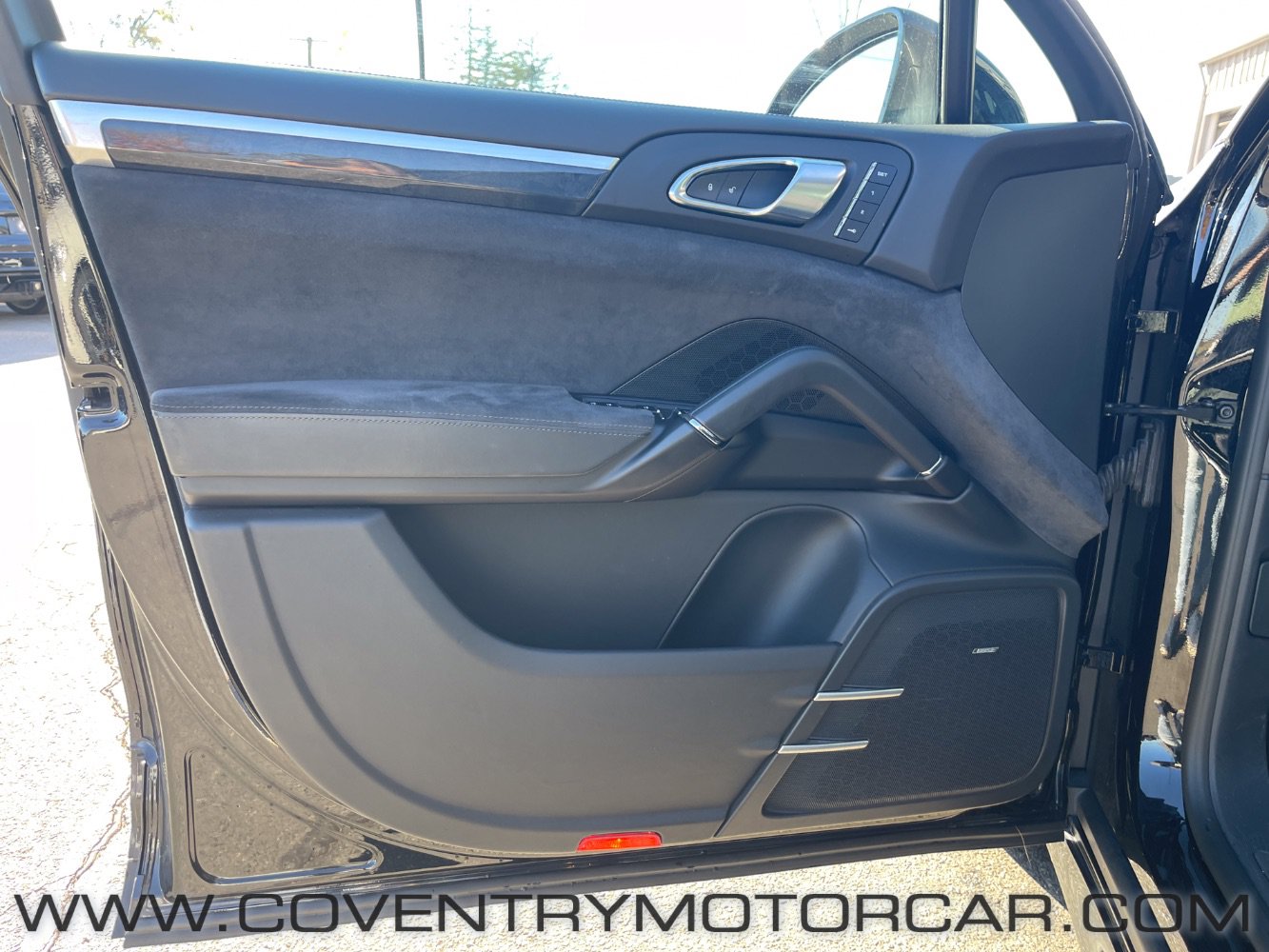 Used 2016 Porsche Cayenne GTS AWD/4WD image 37