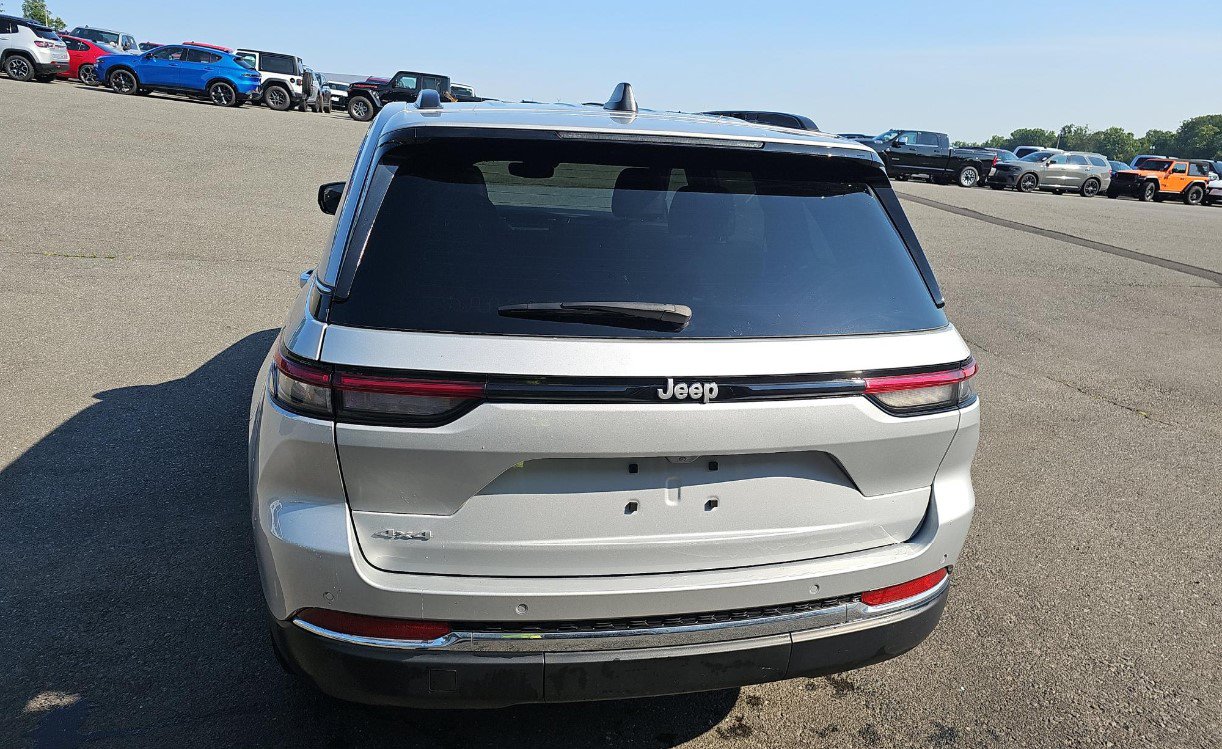 Used 2024 Jeep Grand Cherokee Limited w/ Trailer Tow Package AWD/4WD image 5
