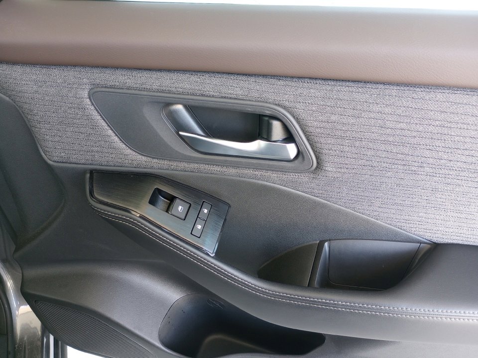 Used 2023 Nissan Rogue SV image 35