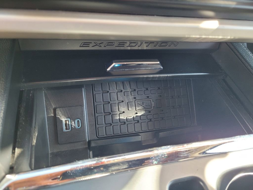 Used 2024 Ford Expedition XLT image 21