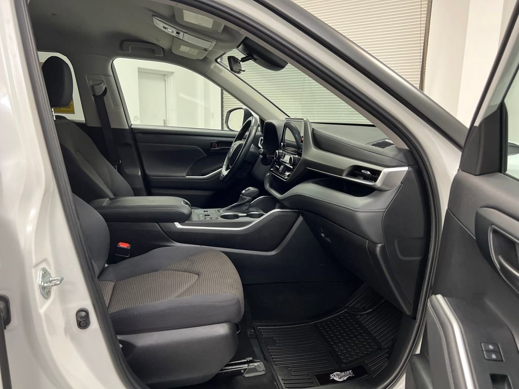 Used 2023 Toyota Highlander LE image 34